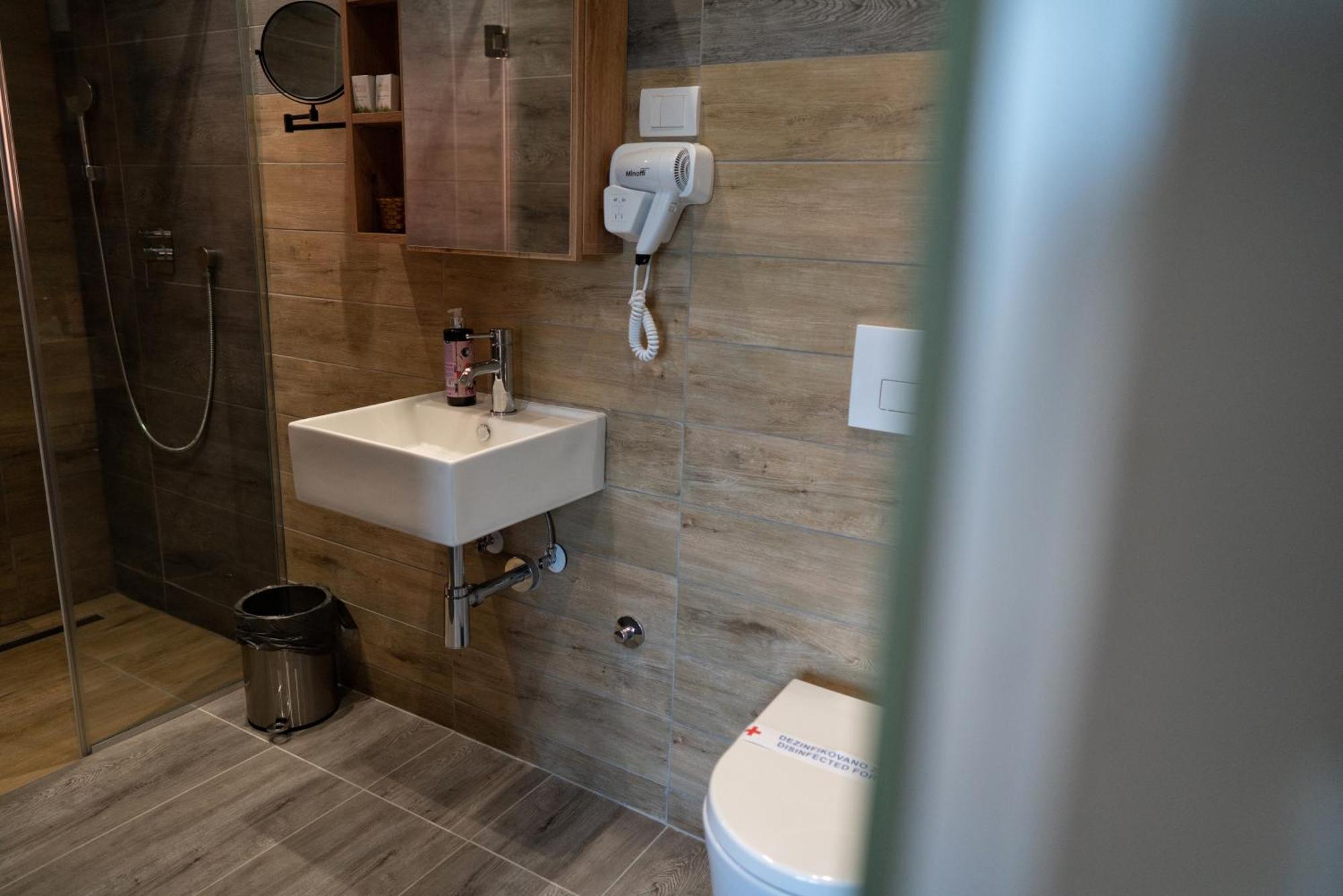 La Roue Hotel Vrsac Luaran gambar
