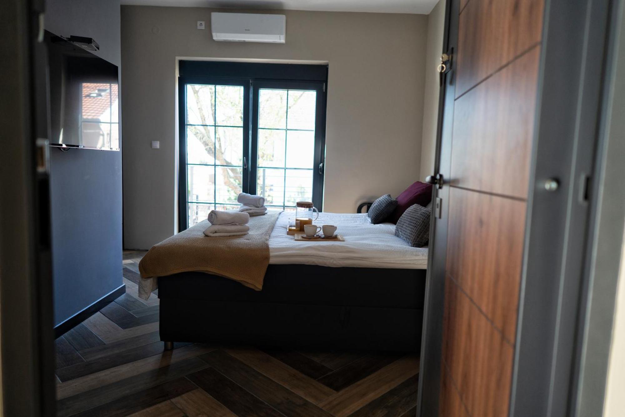 La Roue Hotel Vrsac Luaran gambar